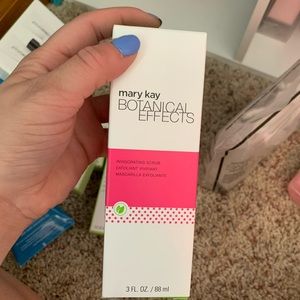 Botanical effects: invigorating scrub